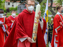 Heimatpfarrer Michael Oswald mit der Primizkerze